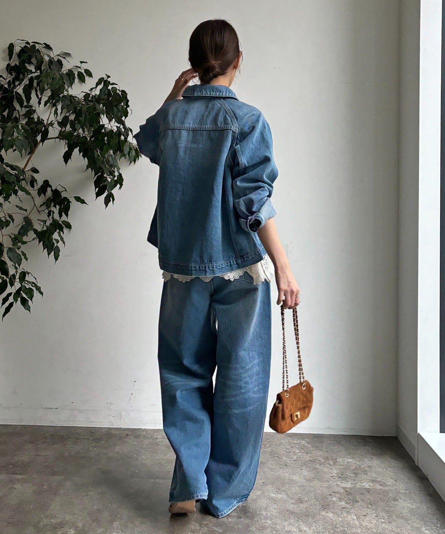 帶腰帶寬鬆牛仔褲