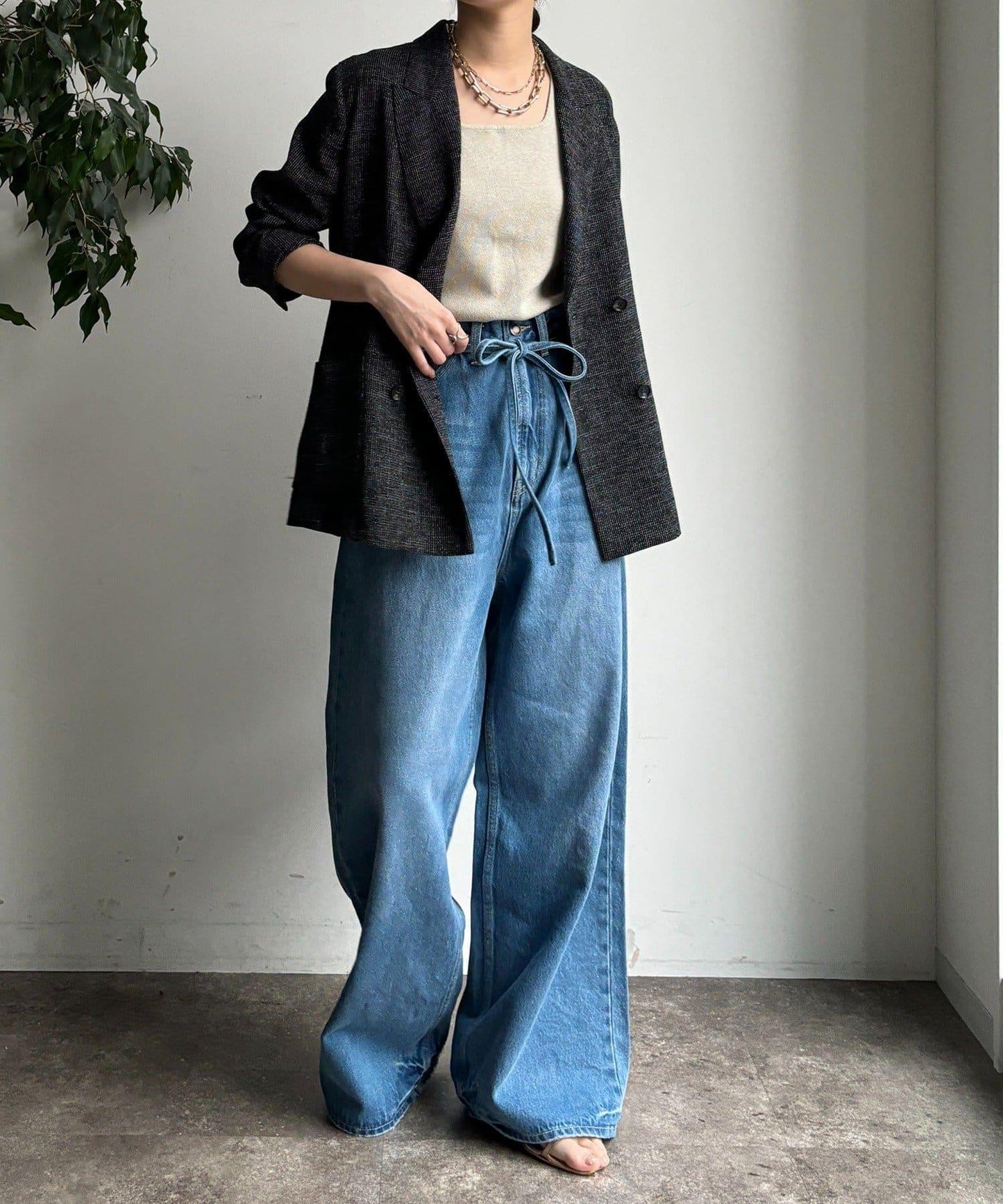 帶腰帶寬鬆牛仔褲