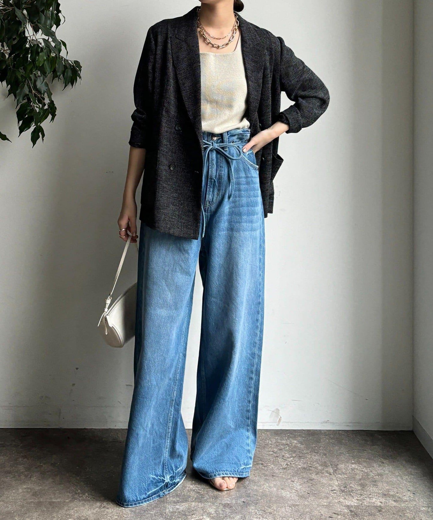 帶腰帶寬鬆牛仔褲