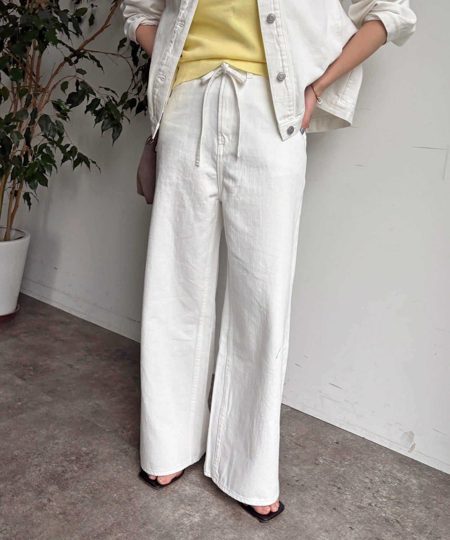 帶腰帶寬鬆牛仔褲