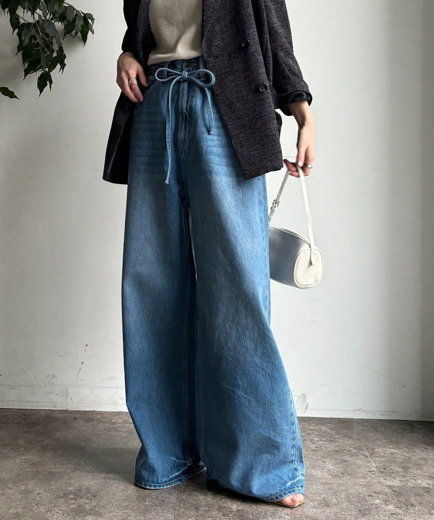 帶腰帶寬鬆牛仔褲