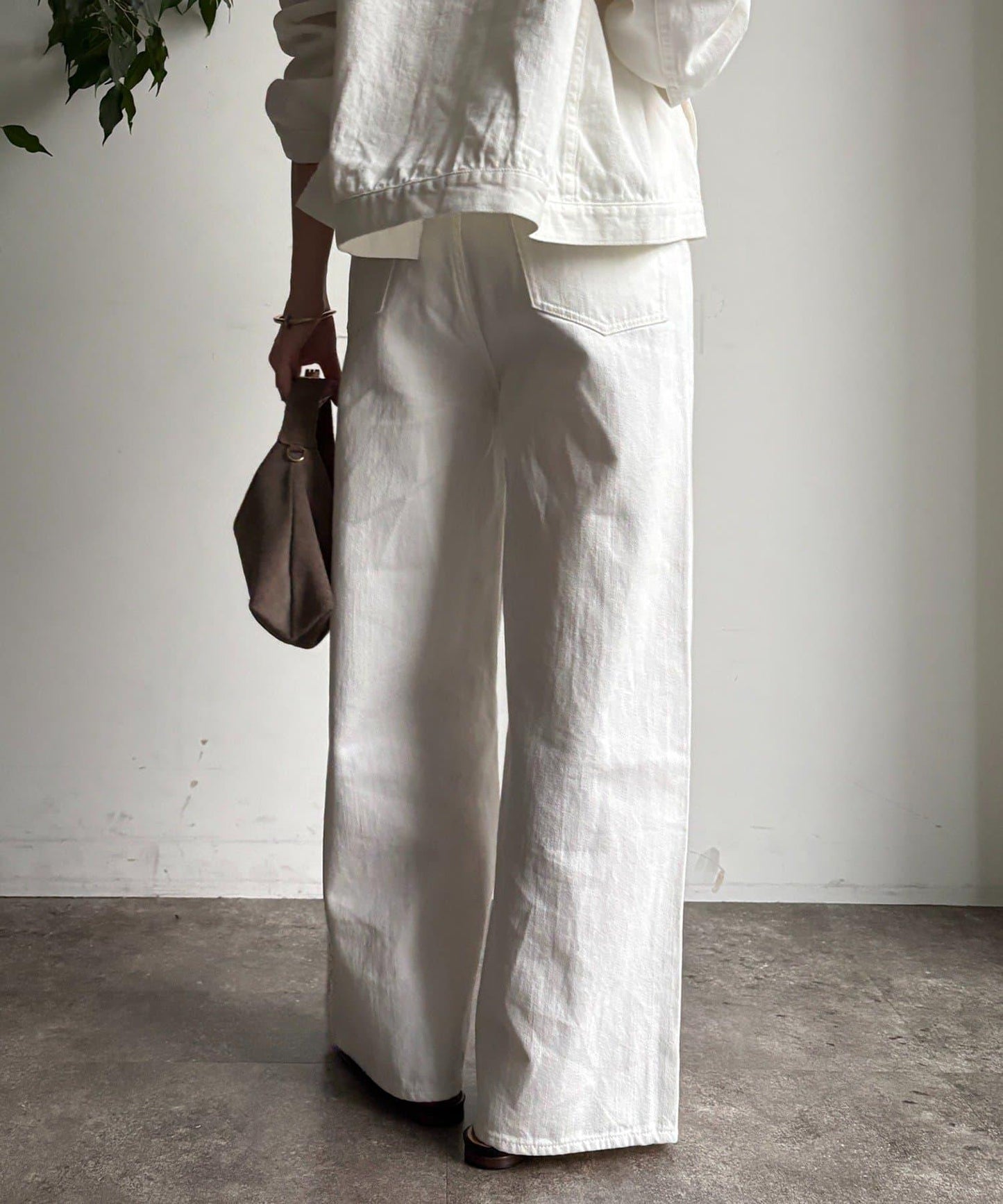 帶腰帶寬鬆牛仔褲