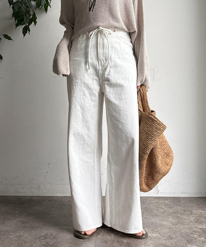 帶腰帶寬鬆牛仔褲