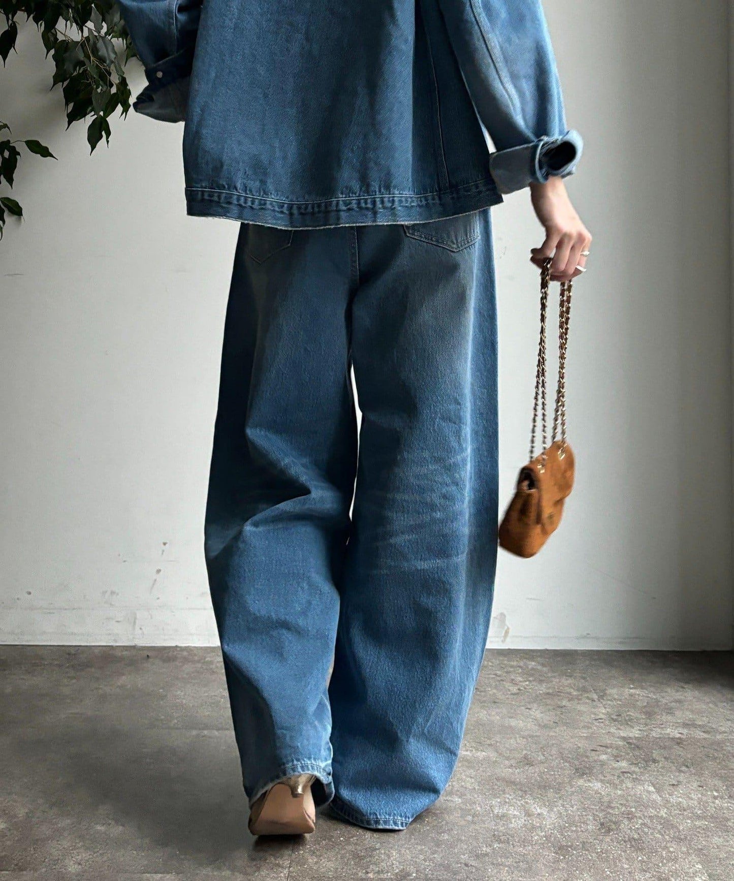 帶腰帶寬鬆牛仔褲