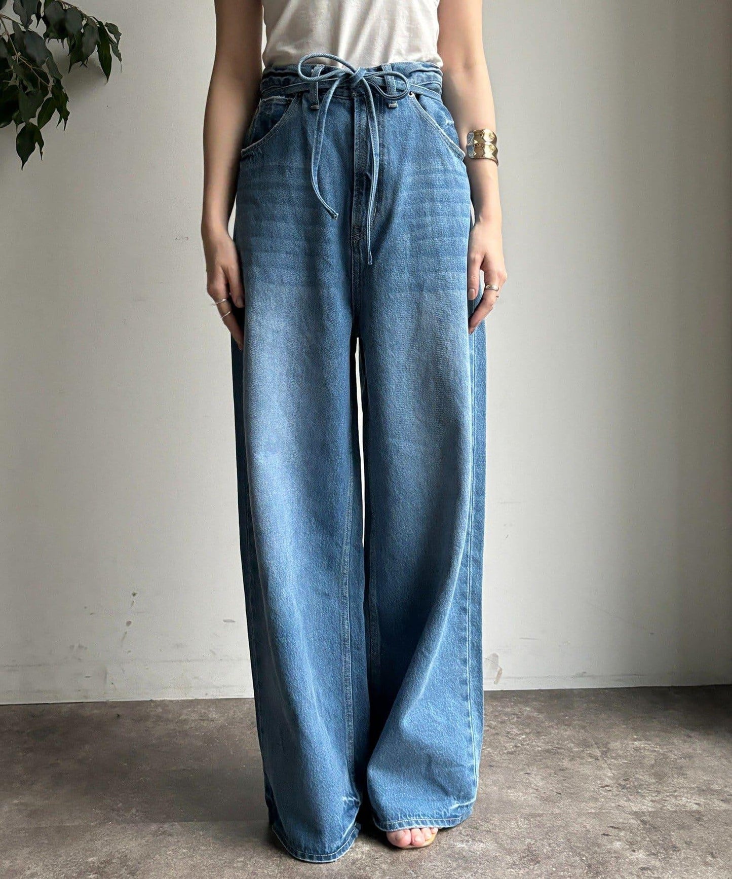 帶腰帶寬鬆牛仔褲