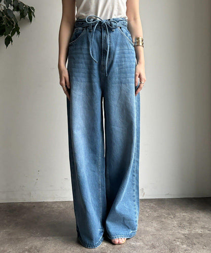帶腰帶寬鬆牛仔褲