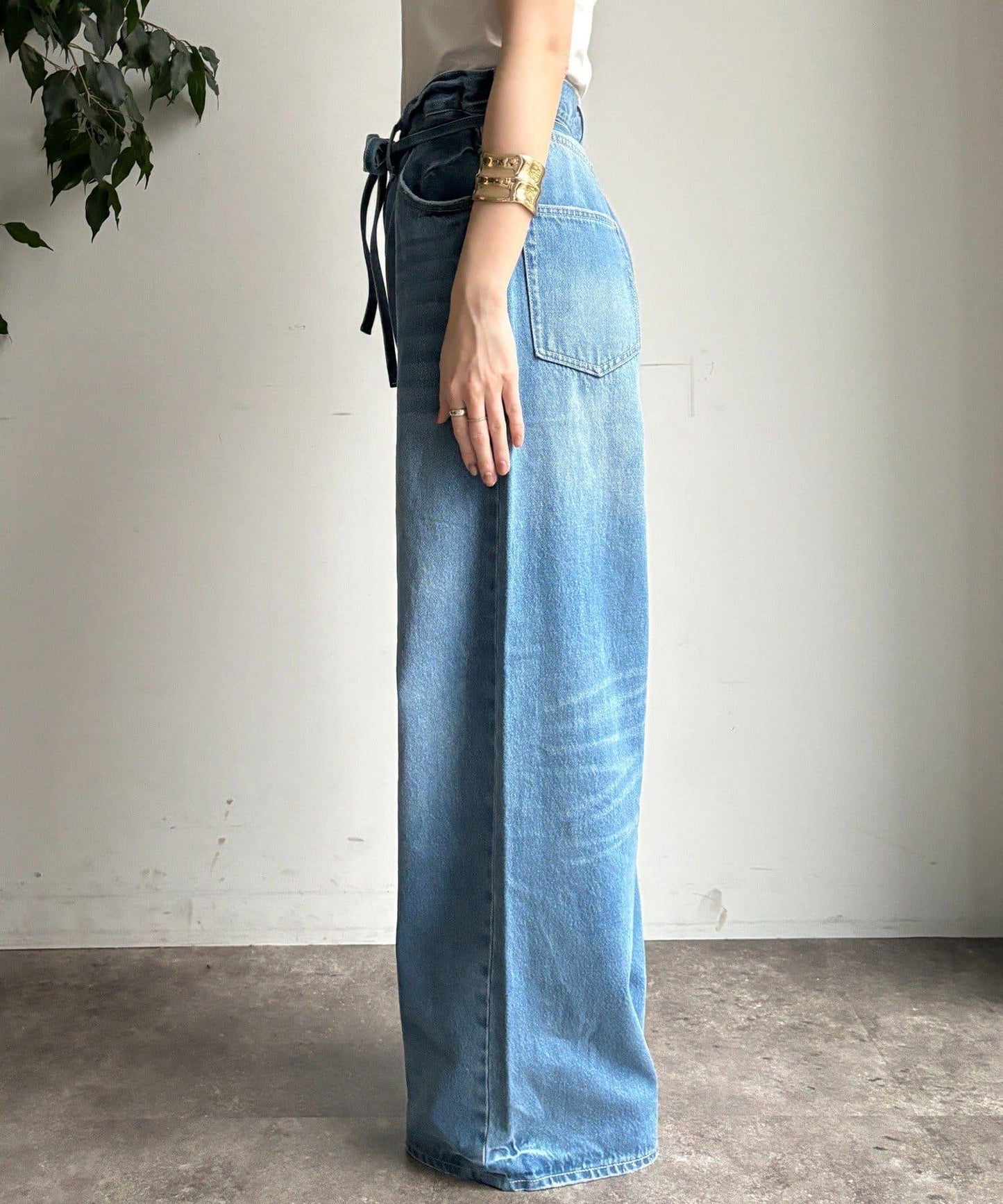 帶腰帶寬鬆牛仔褲