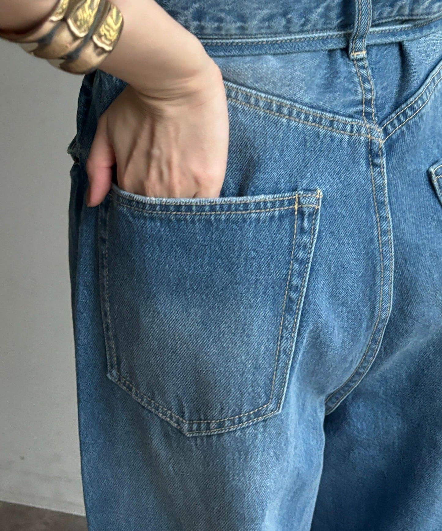 帶腰帶寬鬆牛仔褲