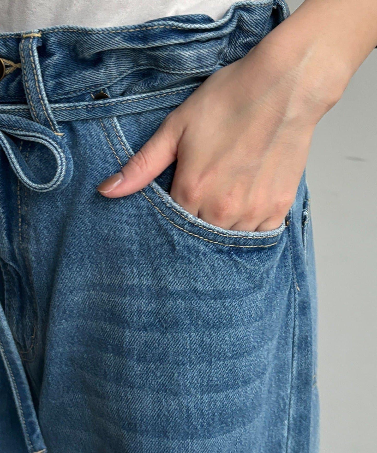 帶腰帶寬鬆牛仔褲