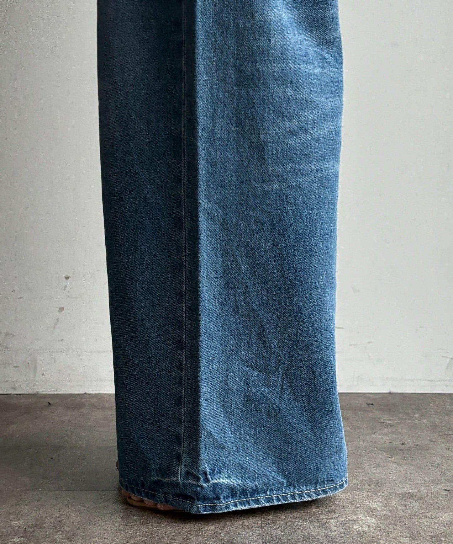 帶腰帶寬鬆牛仔褲