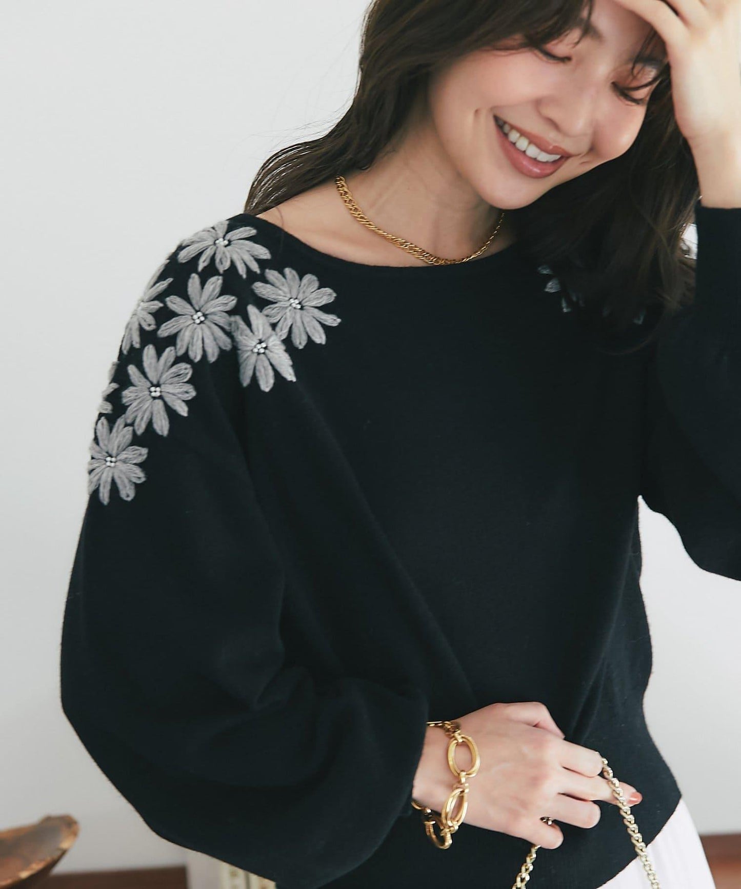 La boutique BonBon 花卉刺繡短款針織上衣