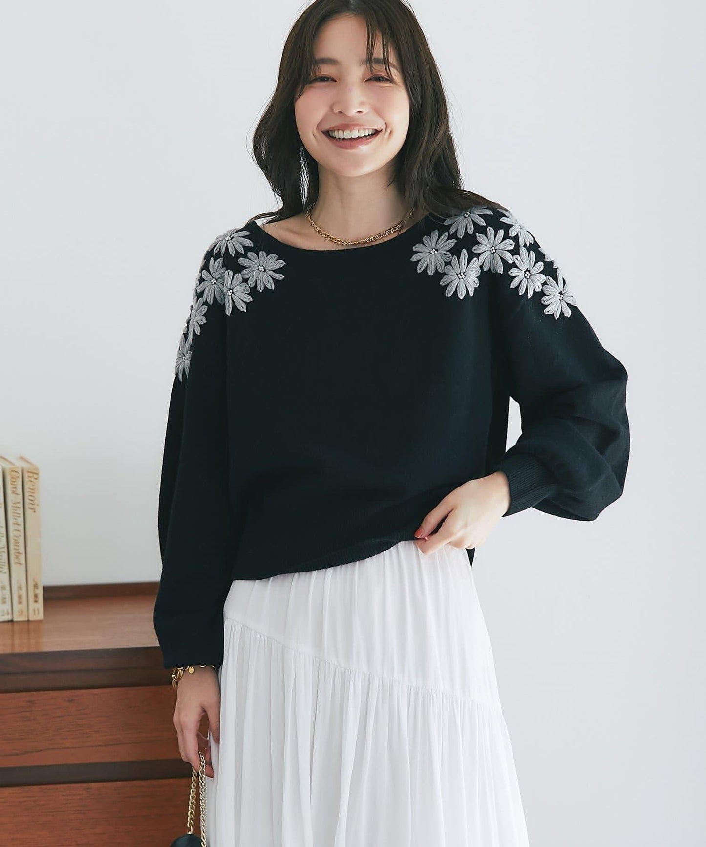 La boutique BonBon 花卉刺繡短款針織上衣