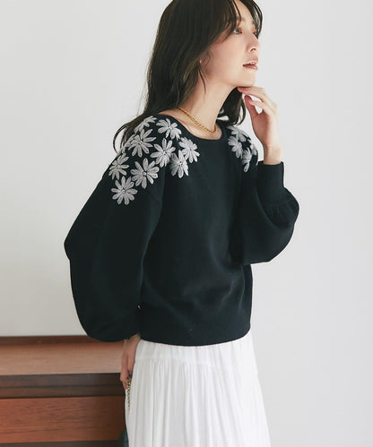 La boutique BonBon 花卉刺繡短款針織上衣