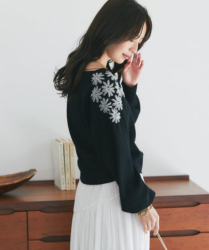 La boutique BonBon 花卉刺繡短款針織上衣