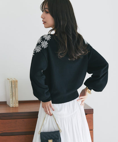 La boutique BonBon 花卉刺繡短款針織上衣