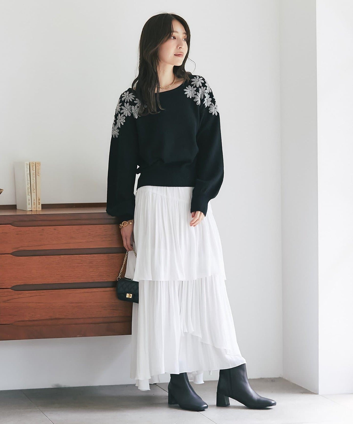 La boutique BonBon 花卉刺繡短款針織上衣