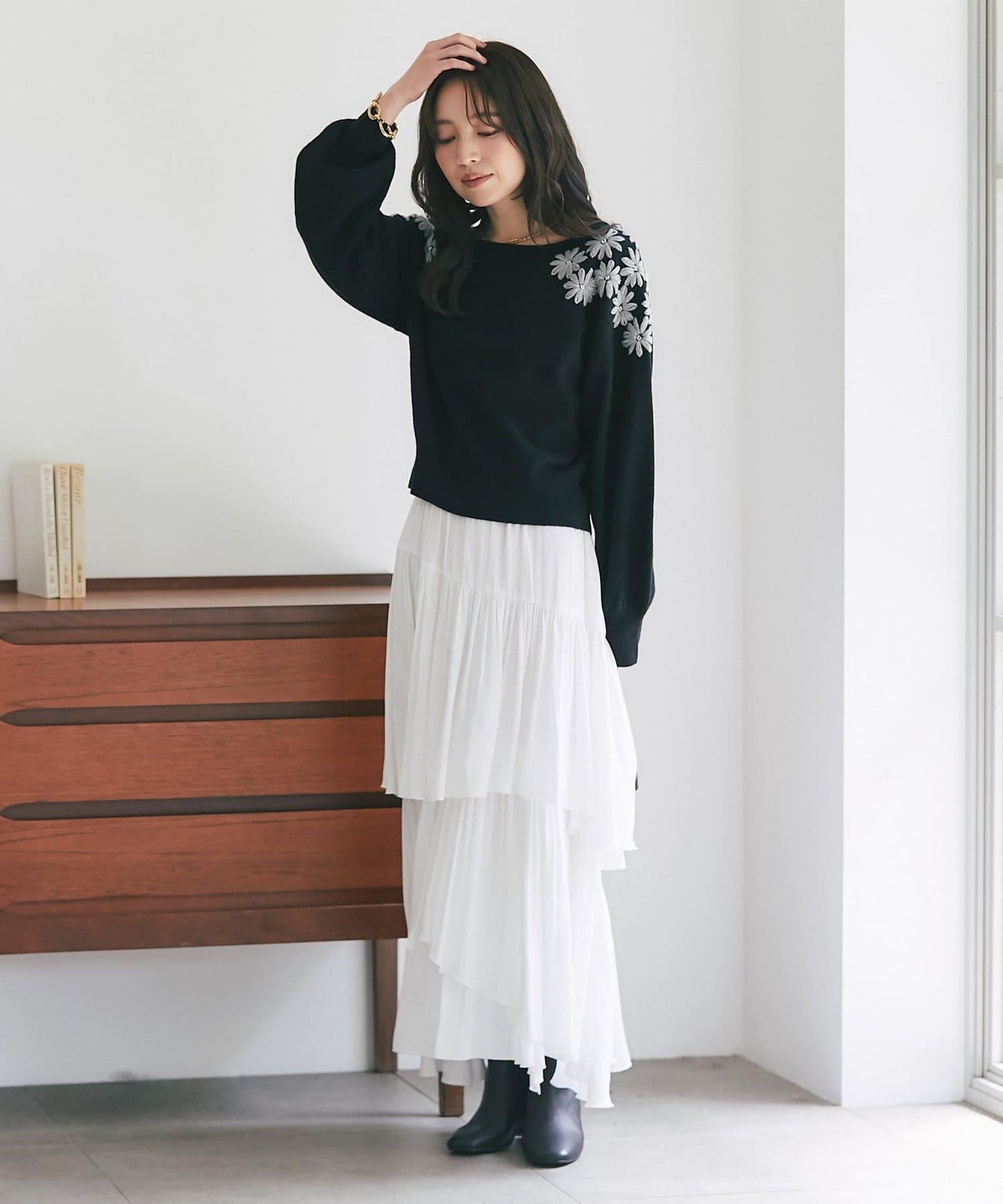 La boutique BonBon 花卉刺繡短款針織上衣