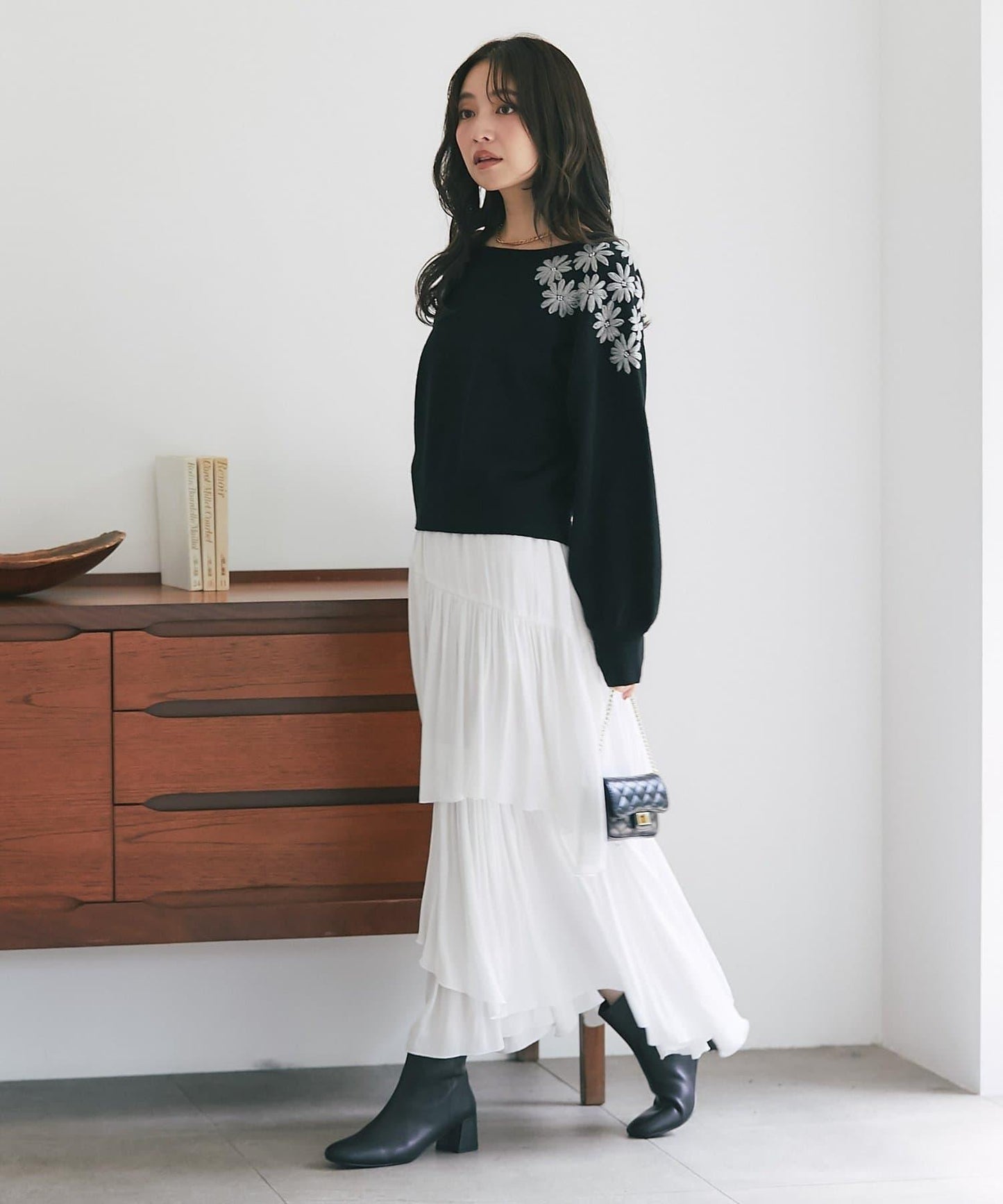 La boutique BonBon 花卉刺繡短款針織上衣