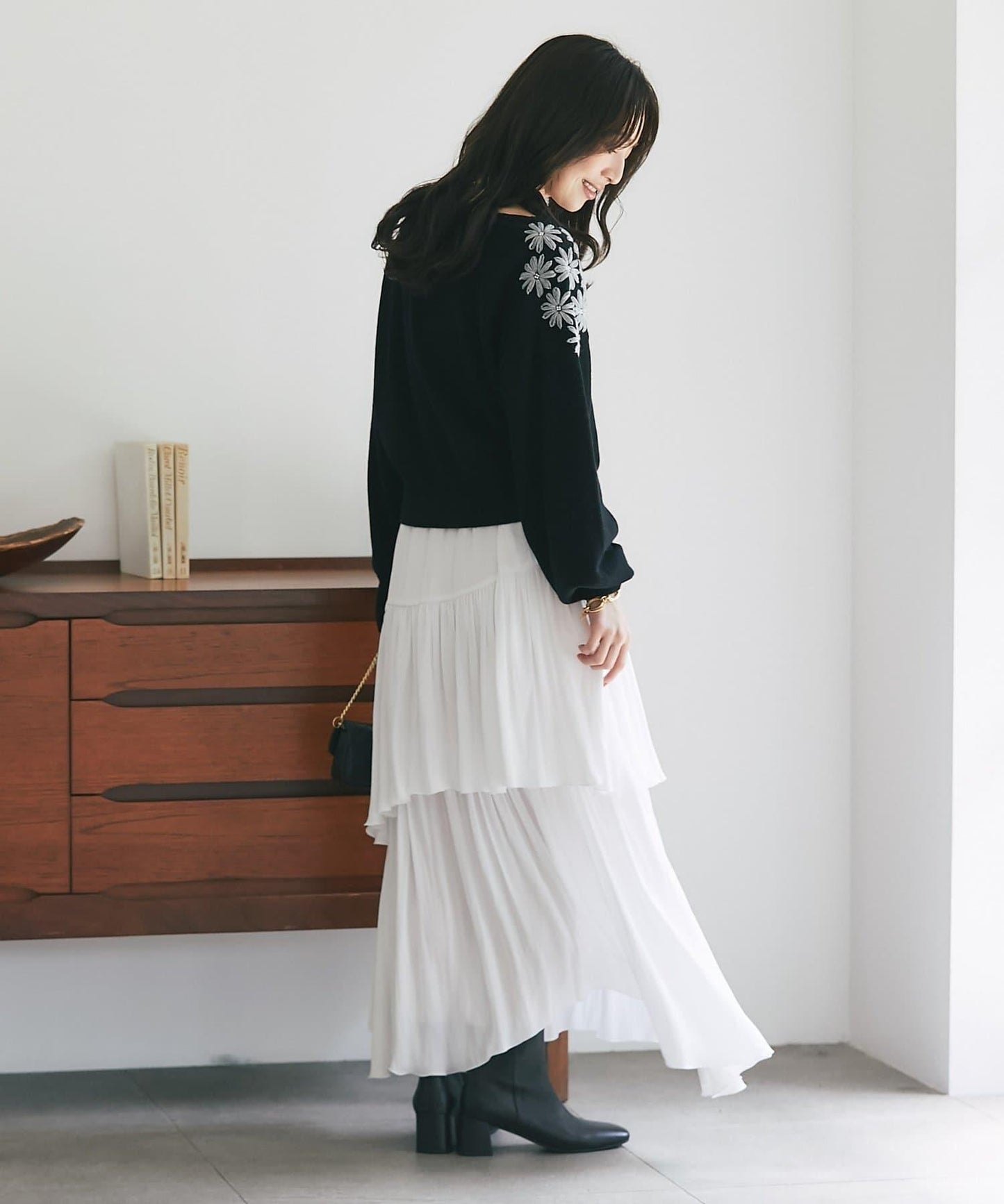 La boutique BonBon 花卉刺繡短款針織上衣