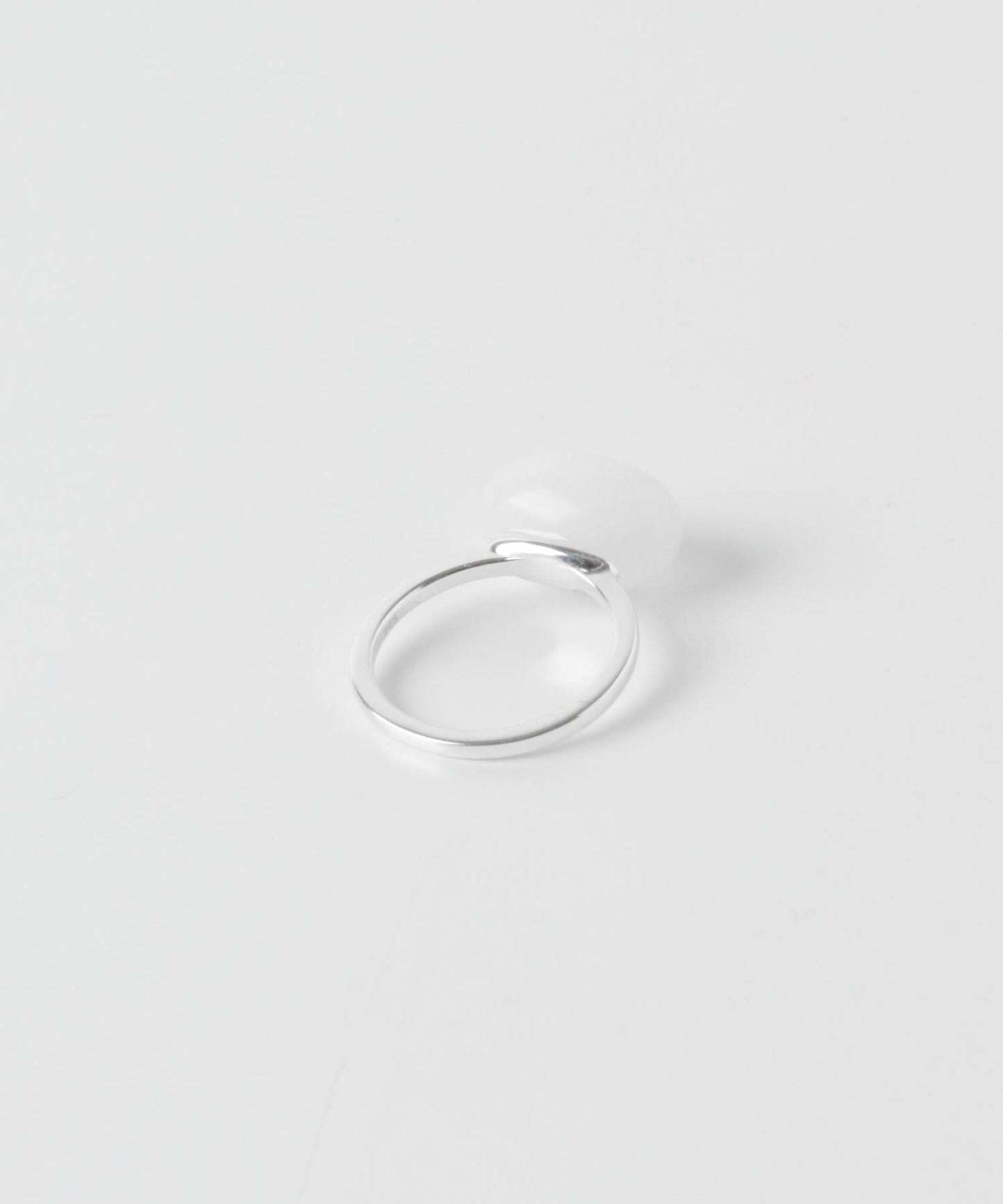 SMELLY so’ 橢圓白玉戒指