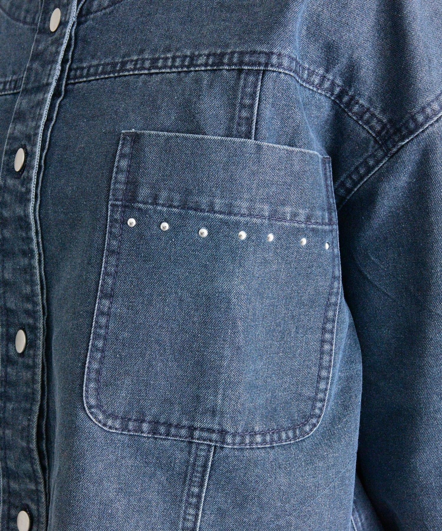 鉚釘設計 牛仔面料 襯衫夾克