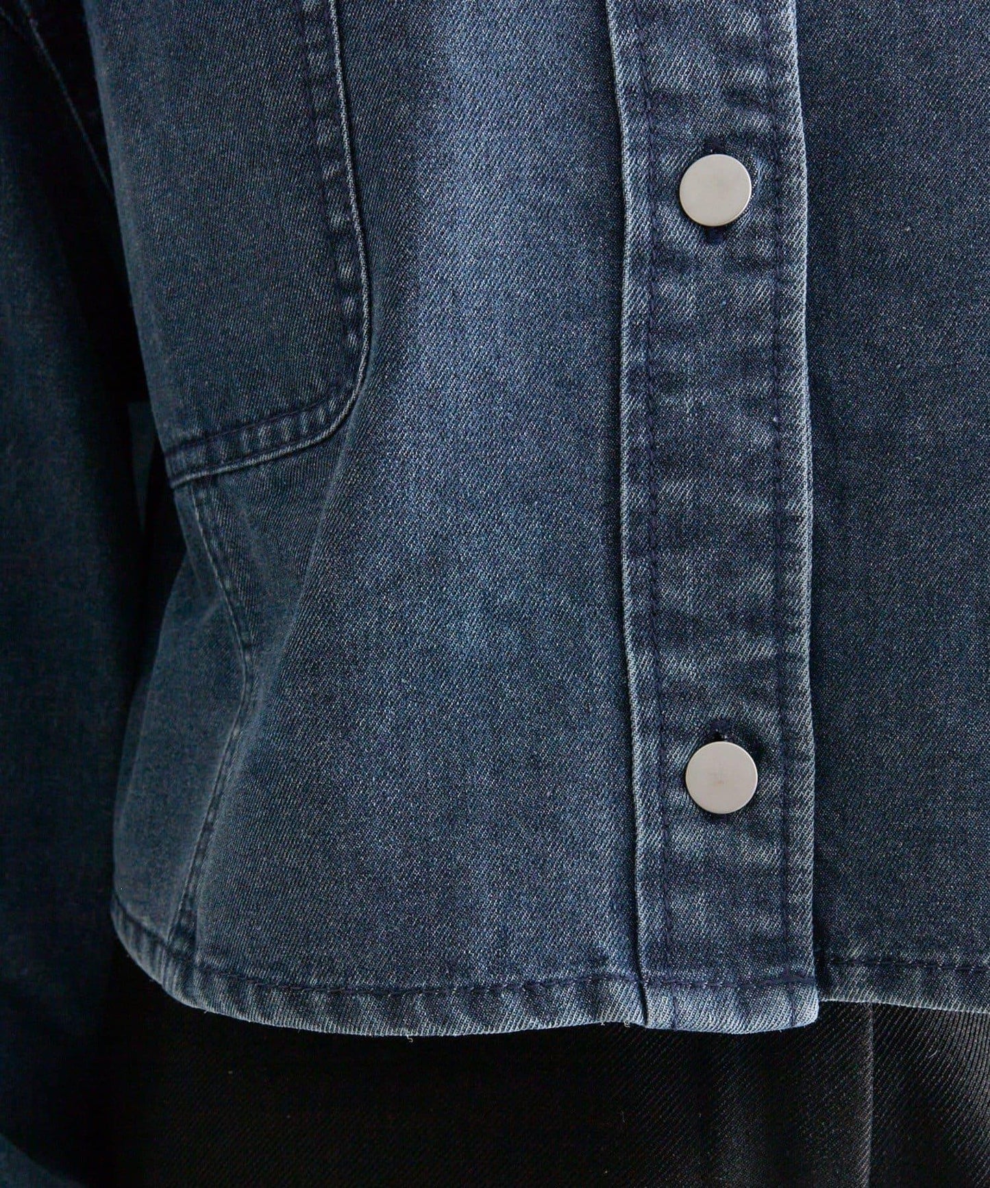 鉚釘設計 牛仔面料 襯衫夾克