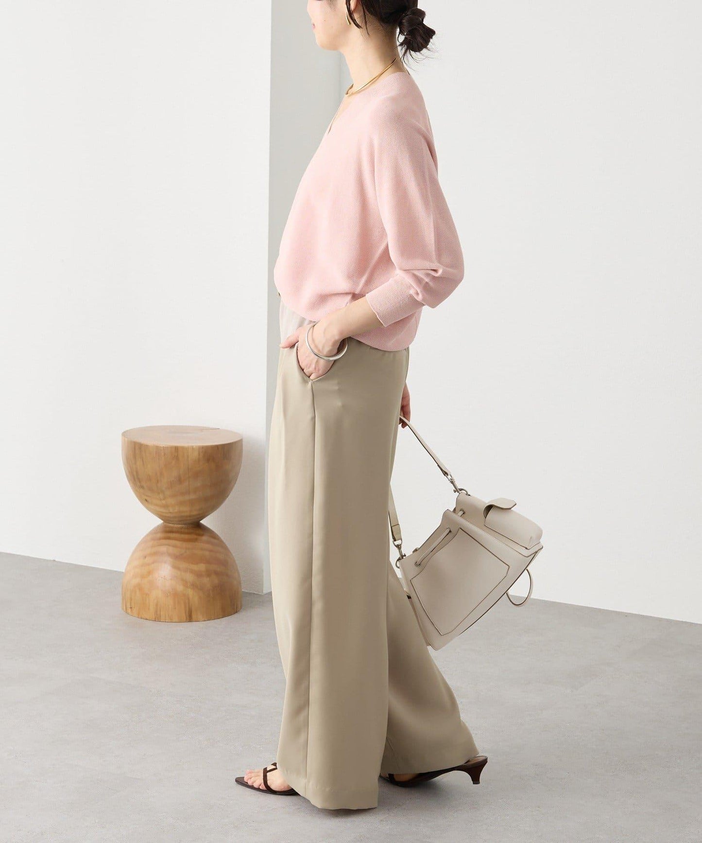 輕盈柔軟觸感 背部蓬鬆設計 輕質Gima針織 針織上衣