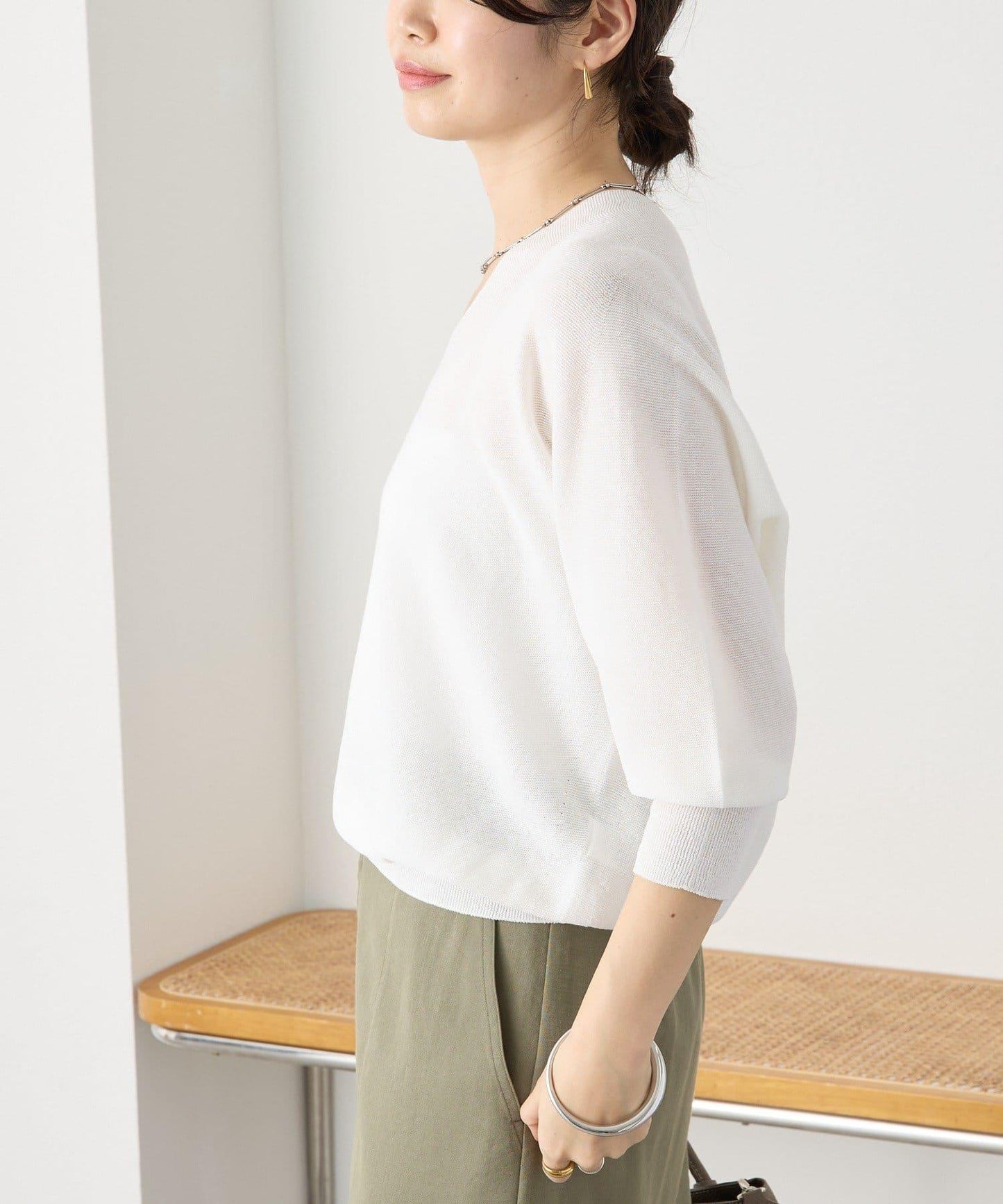 輕盈柔軟觸感 背部蓬鬆設計 輕質Gima針織 針織上衣