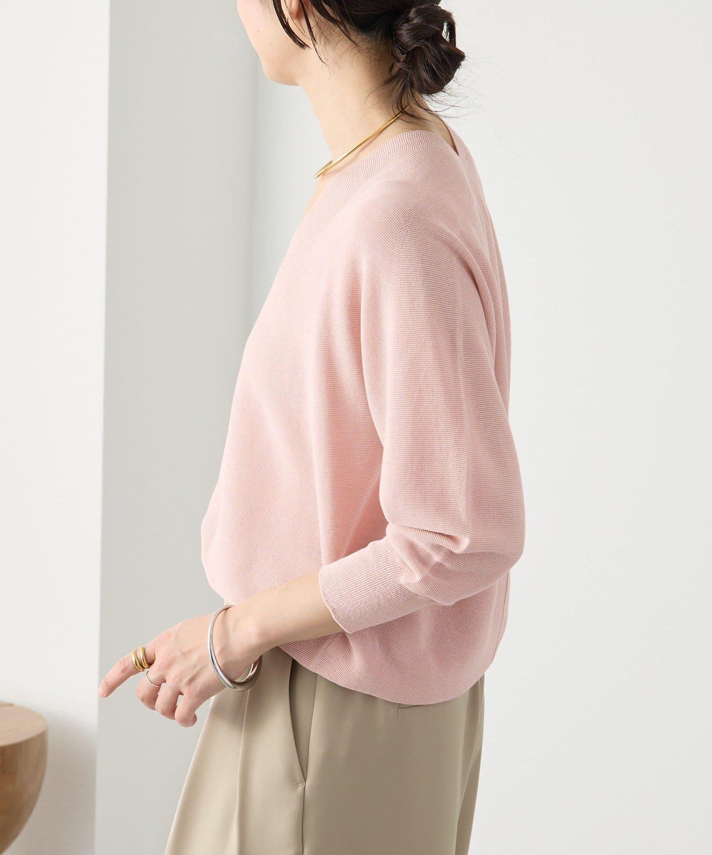 輕盈柔軟觸感 背部蓬鬆設計 輕質Gima針織 針織上衣