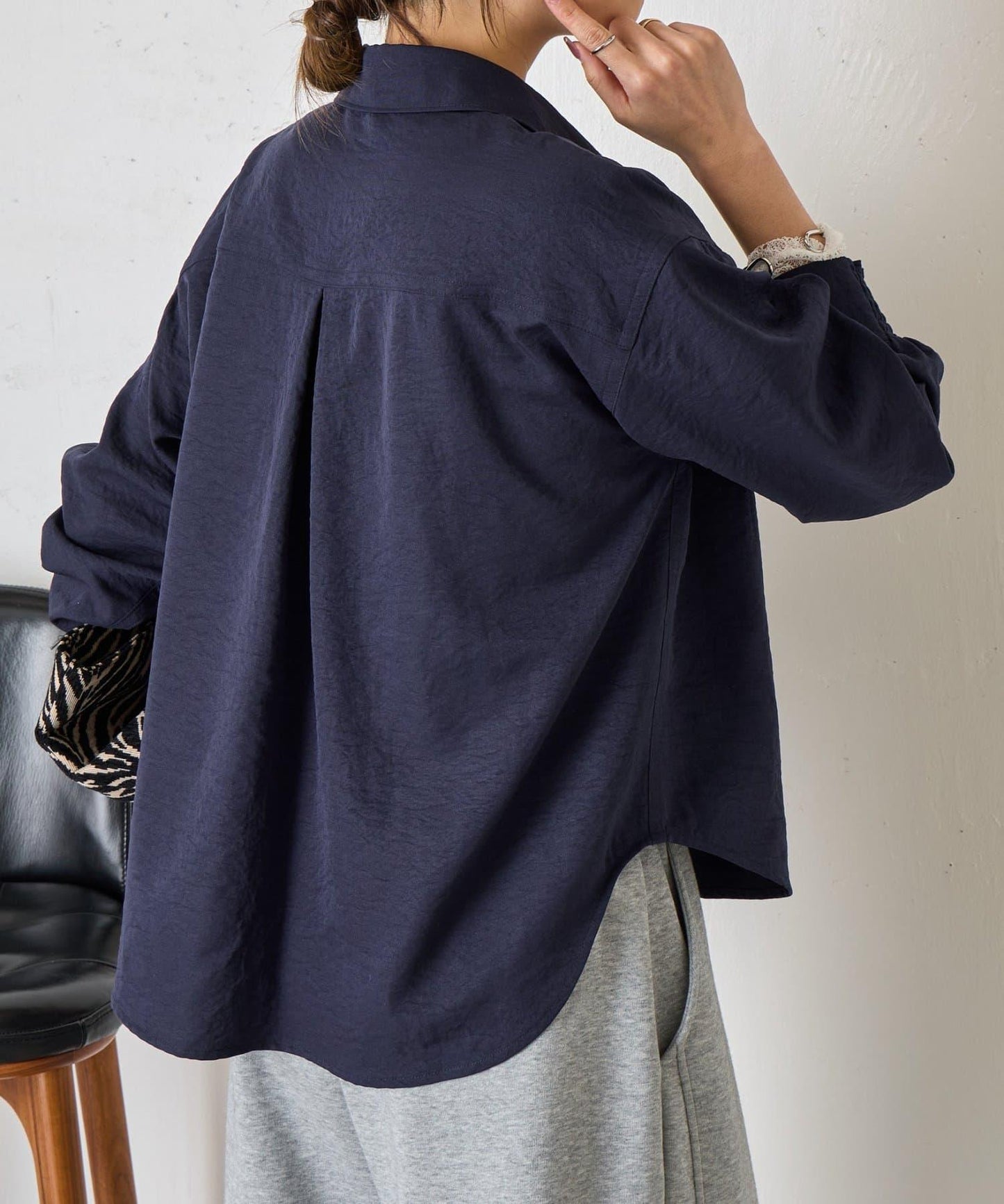 袖口抽褶 雙口袋 襯衫