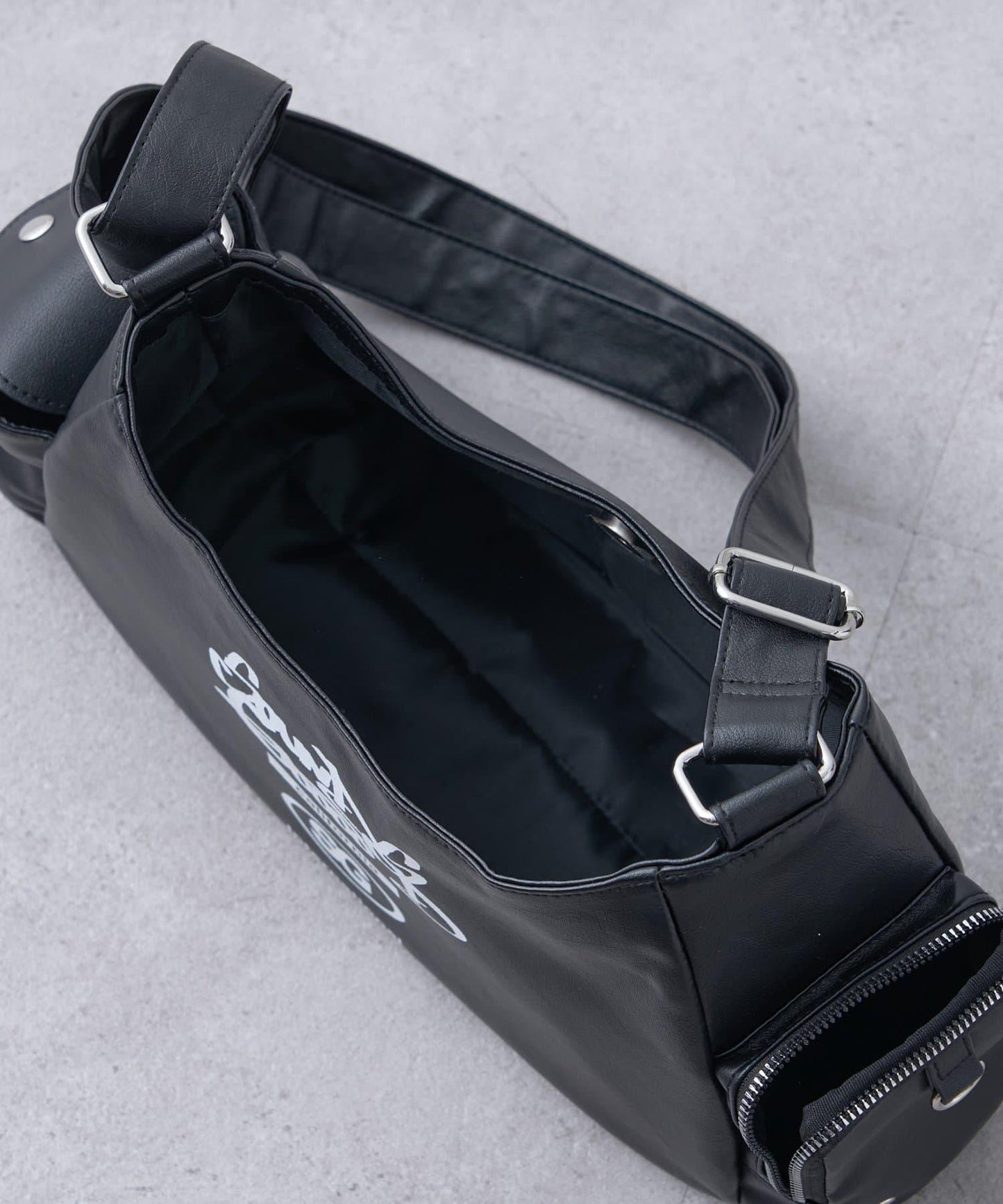 SOUNDS GOOOOD 皮質半月包