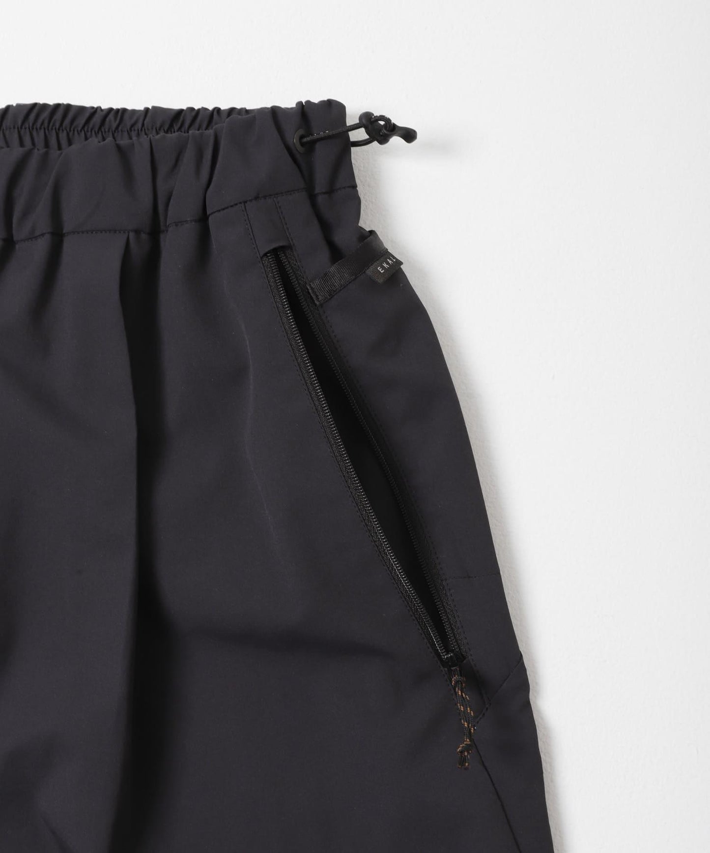 HIKE SHORTS 休閒短褲