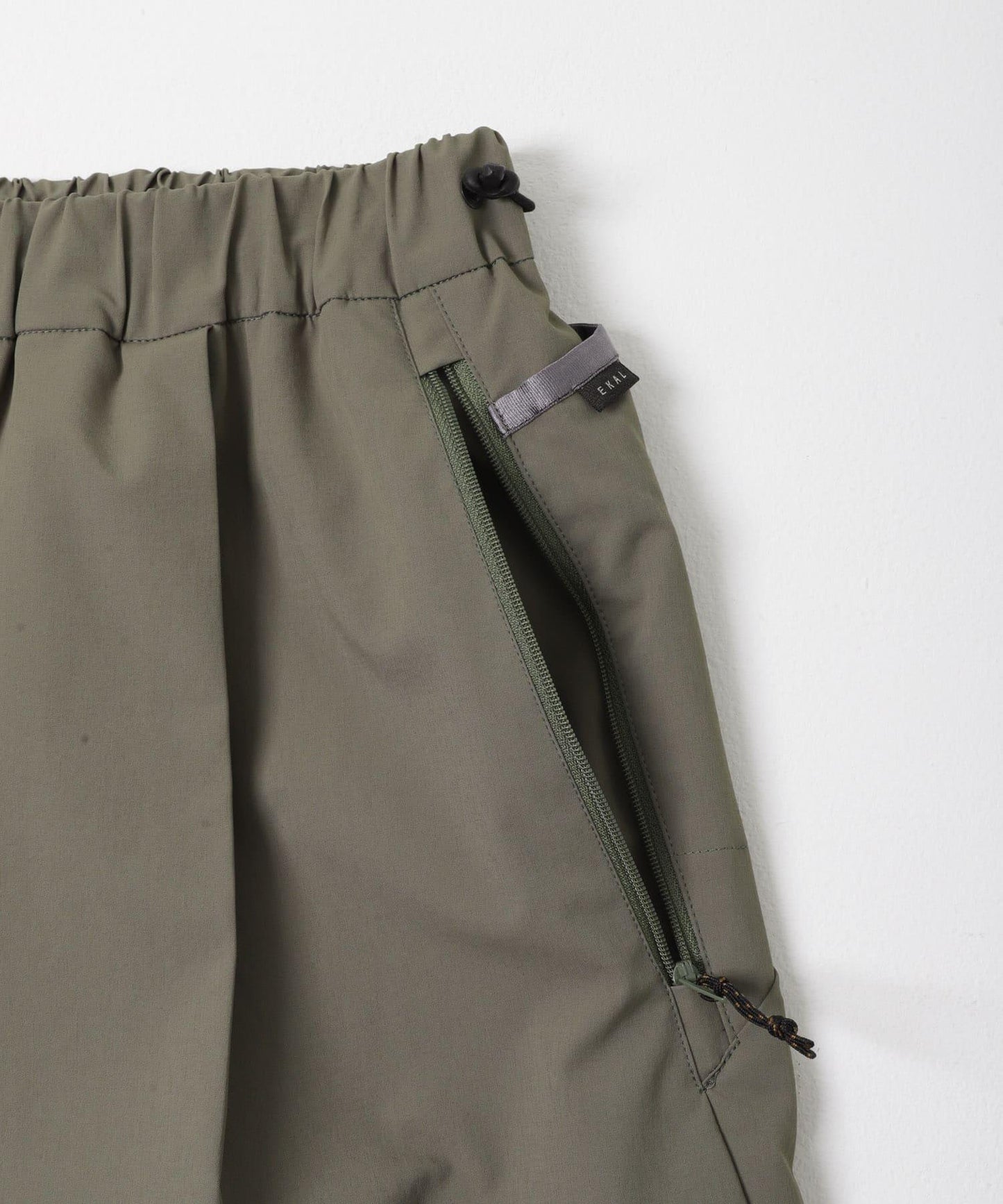 HIKE SHORTS 休閒短褲