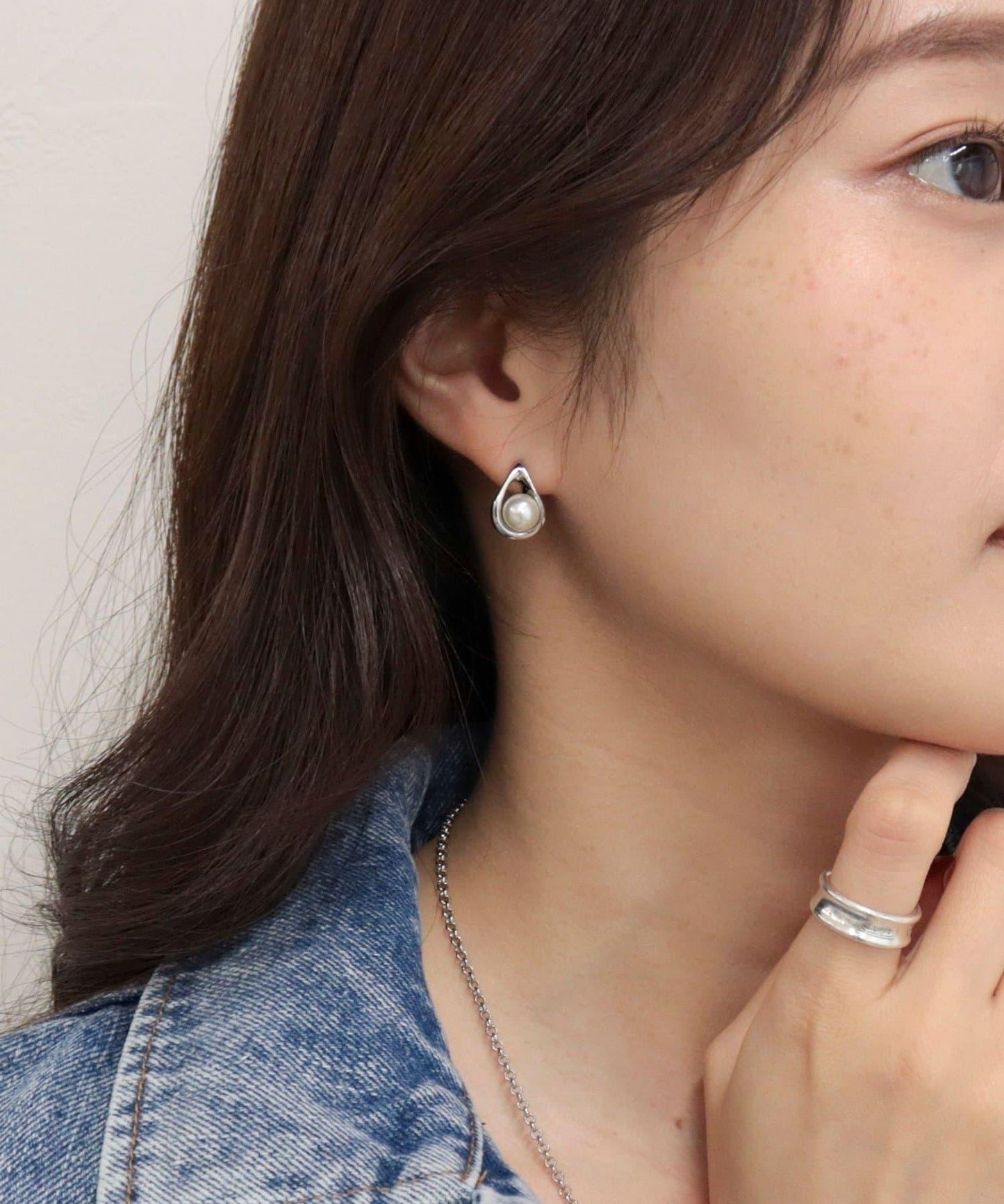 中央珍珠水滴耳釘