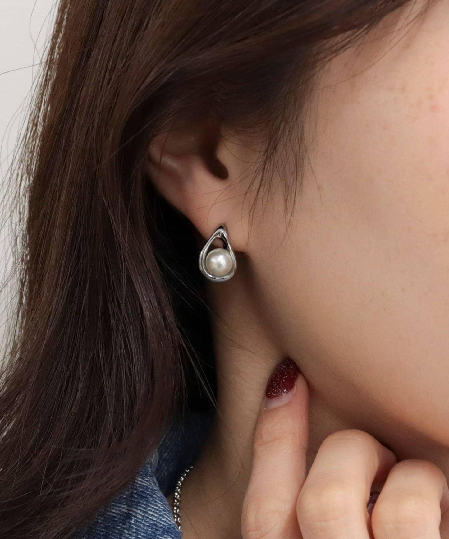 中央珍珠水滴耳釘