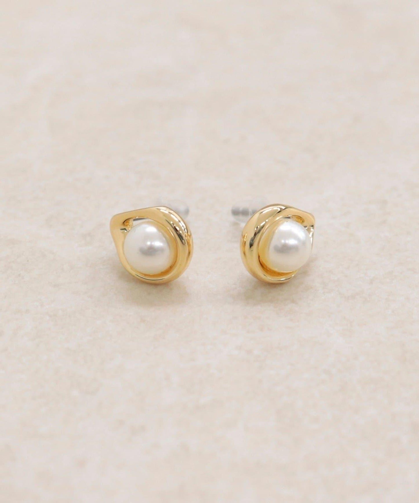 中央珍珠水滴耳釘