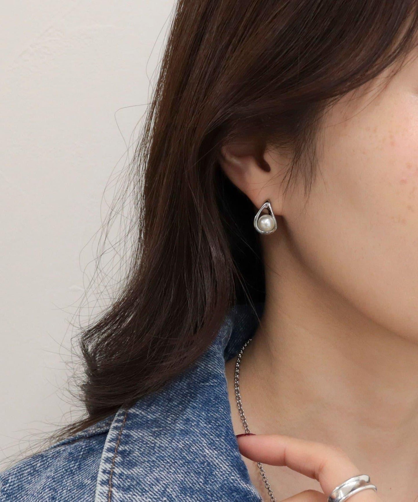 中央珍珠水滴耳釘