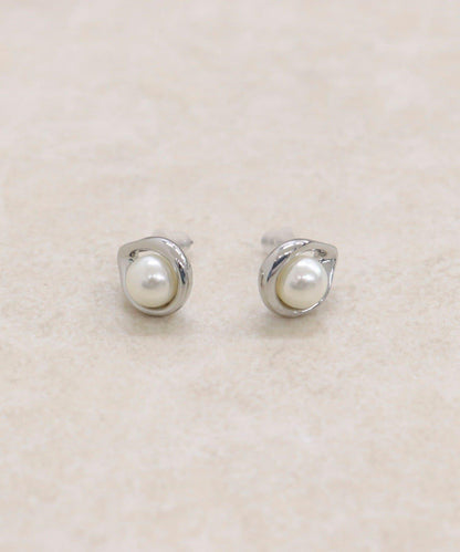 中央珍珠水滴耳釘