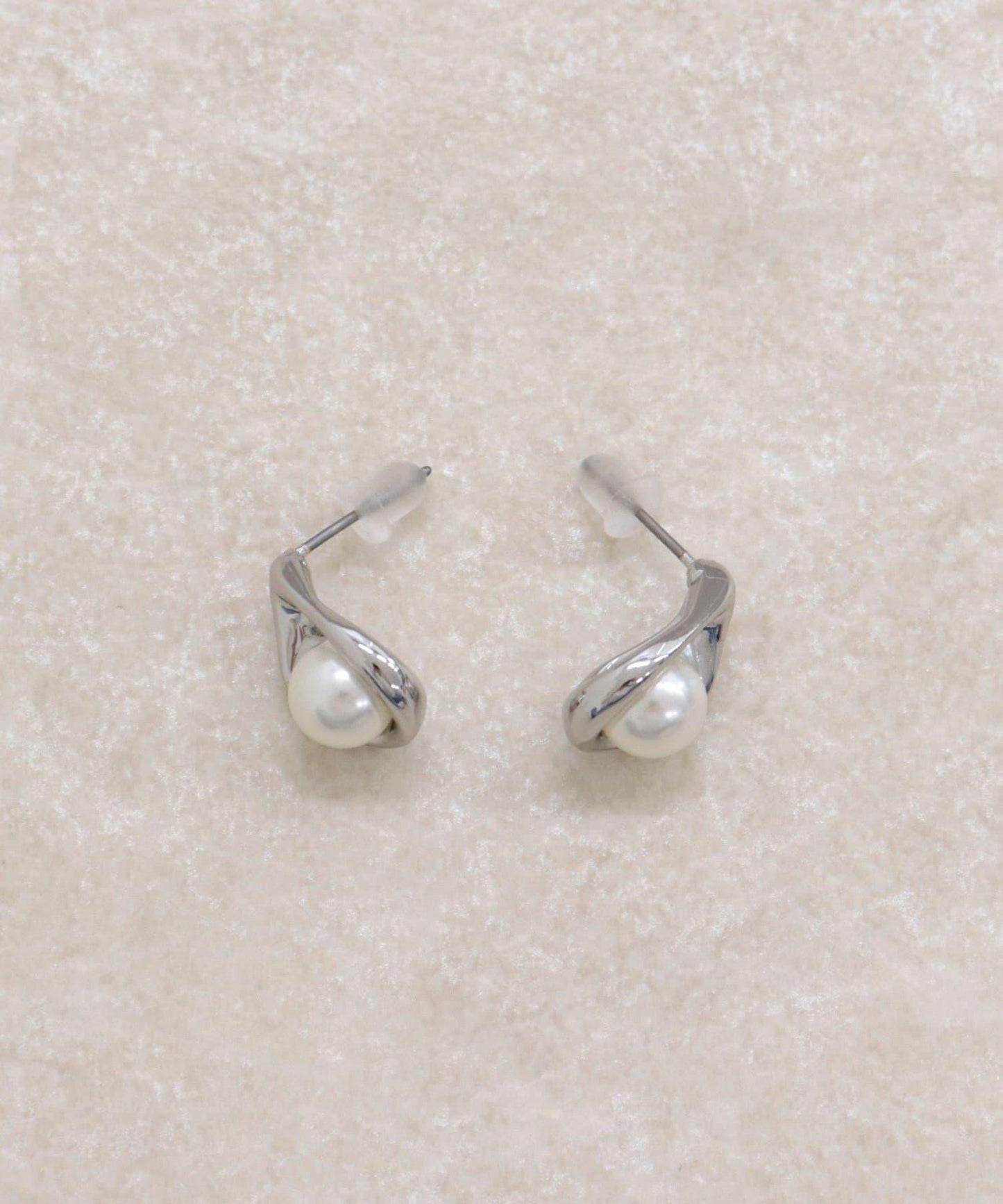 中央珍珠水滴耳釘