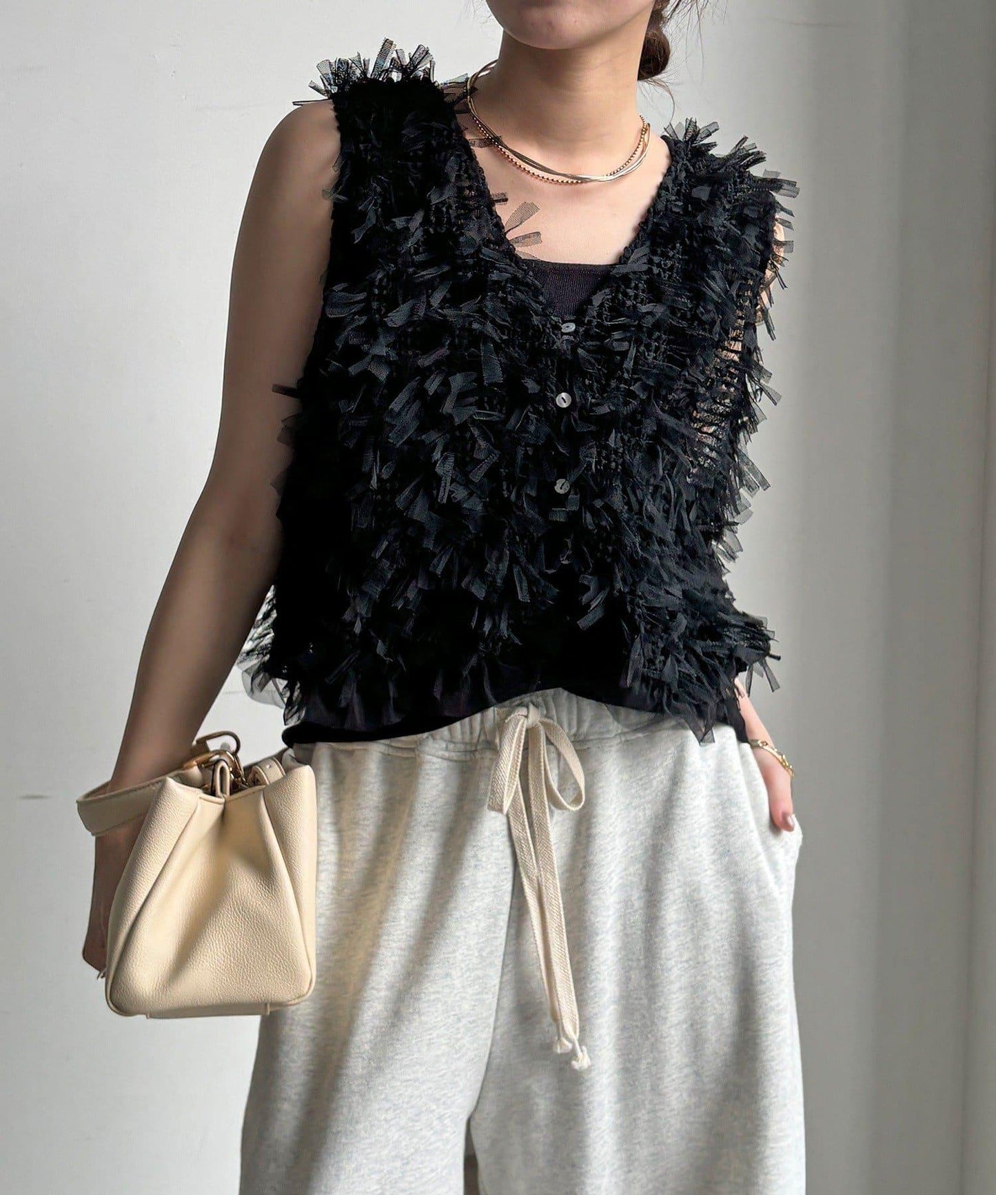 絲帶紗背心 × 傘擺套頭衫套裝