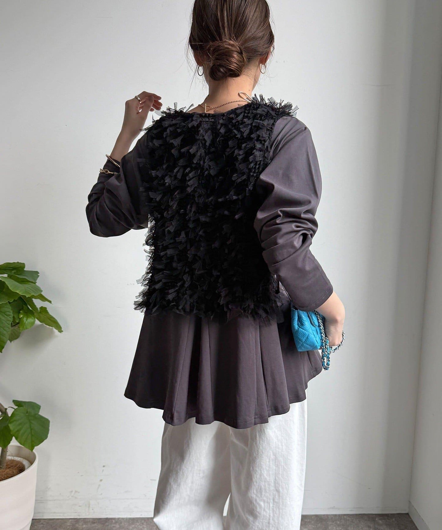 絲帶紗背心 × 傘擺套頭衫套裝