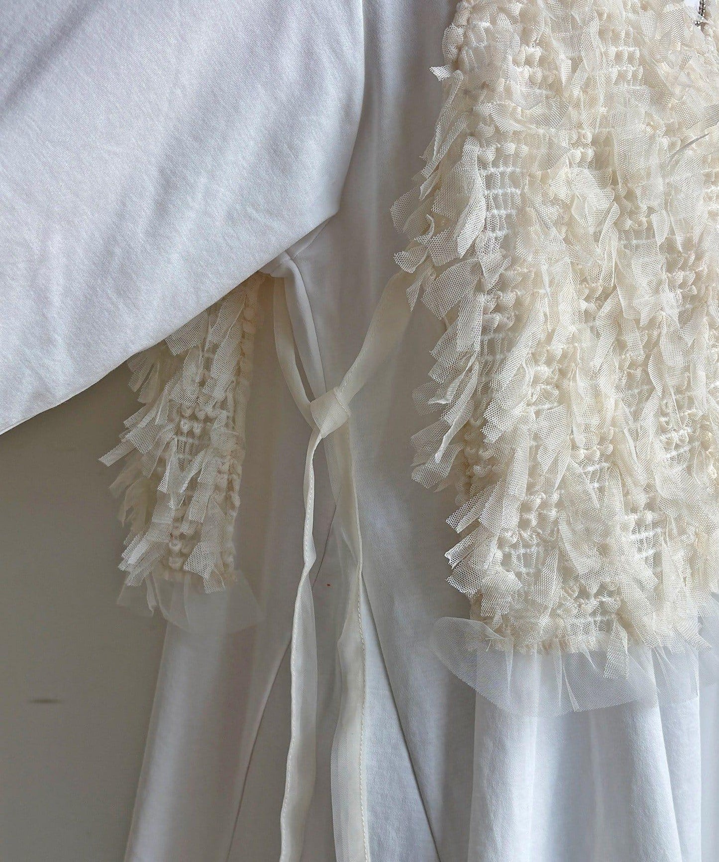 絲帶紗背心 × 傘擺套頭衫套裝