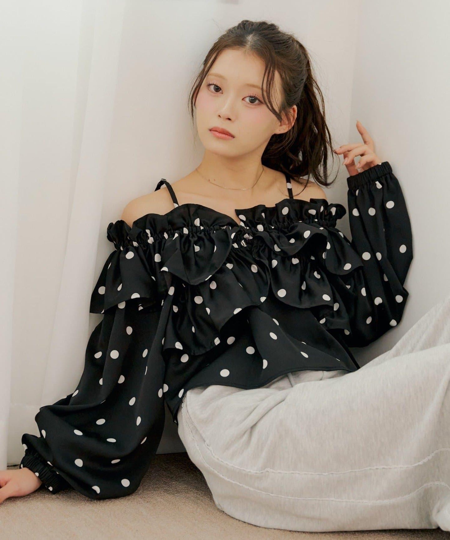 一字肩兩穿 波點荷葉邊 襯衫