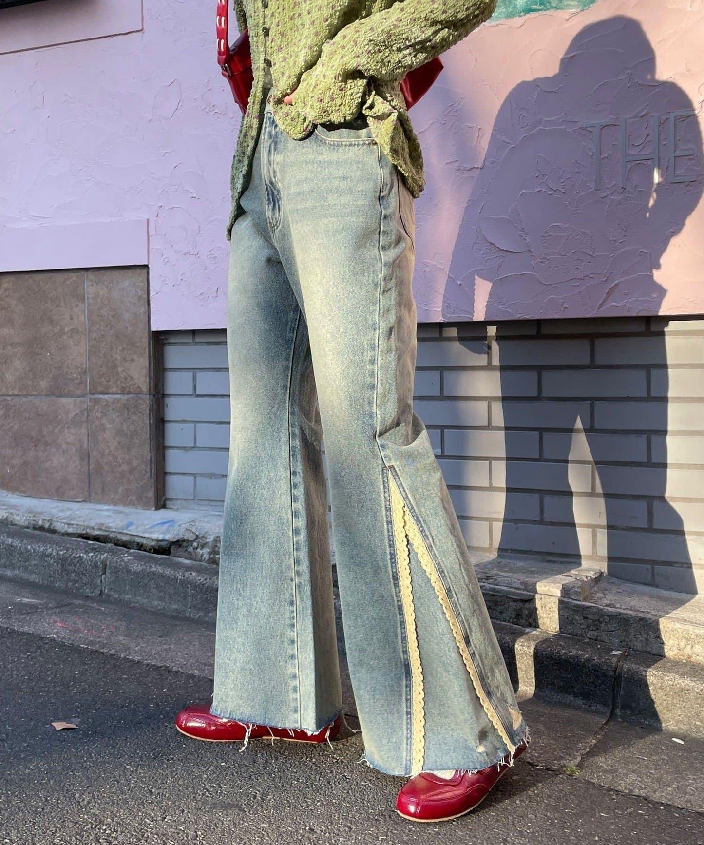 蕾絲省褶喇叭牛仔褲