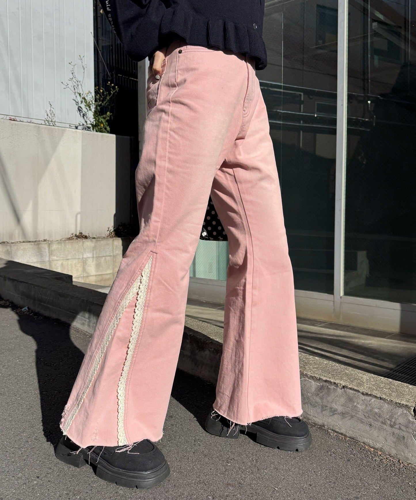 蕾絲省褶喇叭牛仔褲