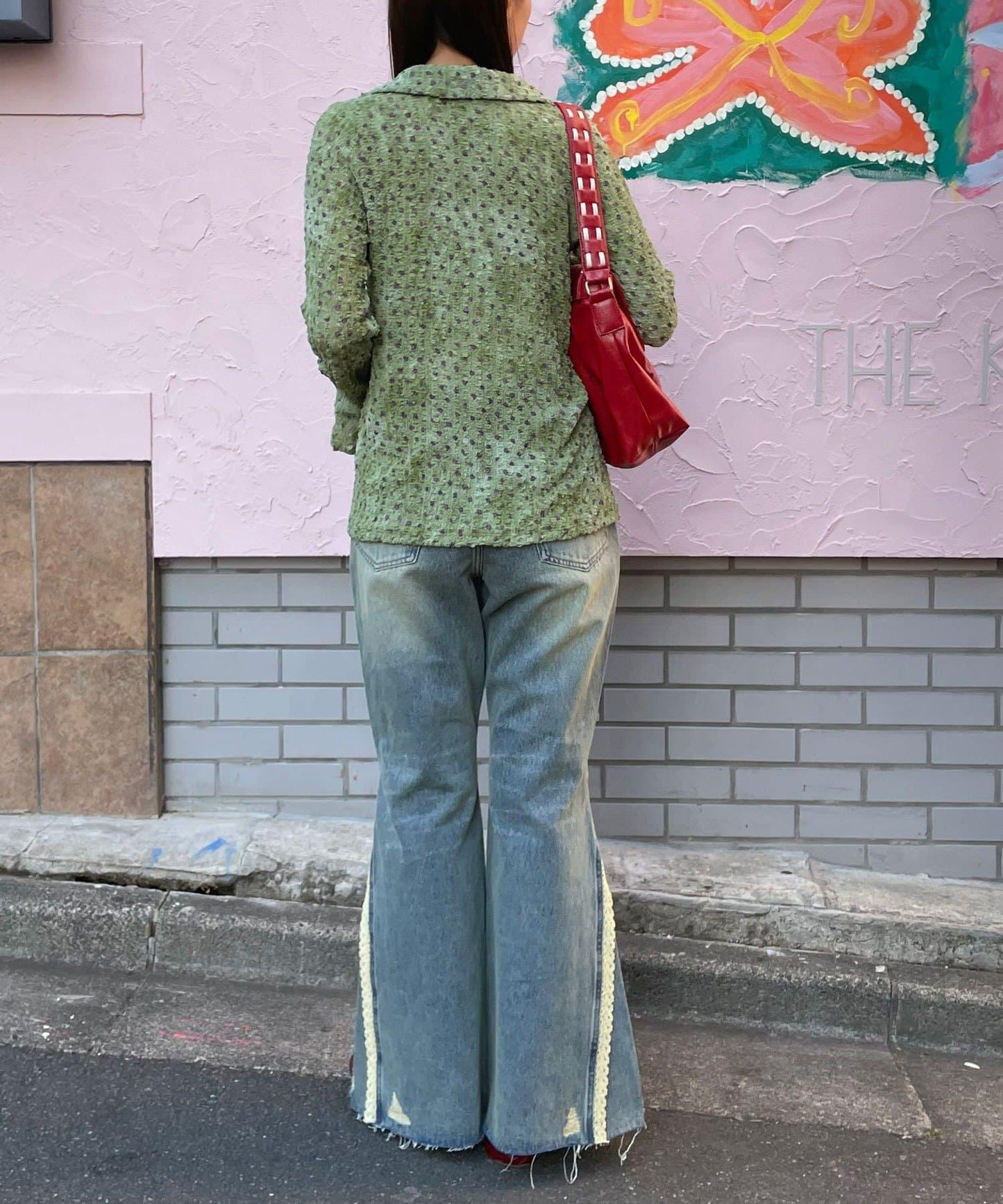 蕾絲省褶喇叭牛仔褲