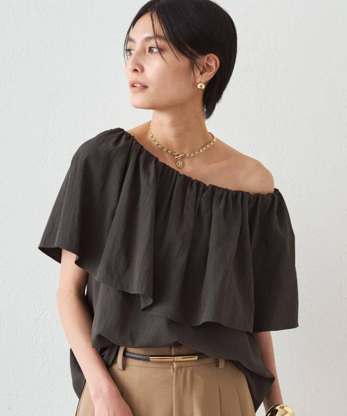 荷葉邊露肩設計 女式襯衫