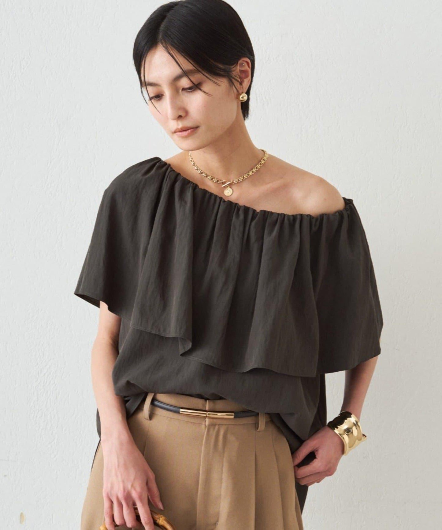 荷葉邊露肩設計 女式襯衫