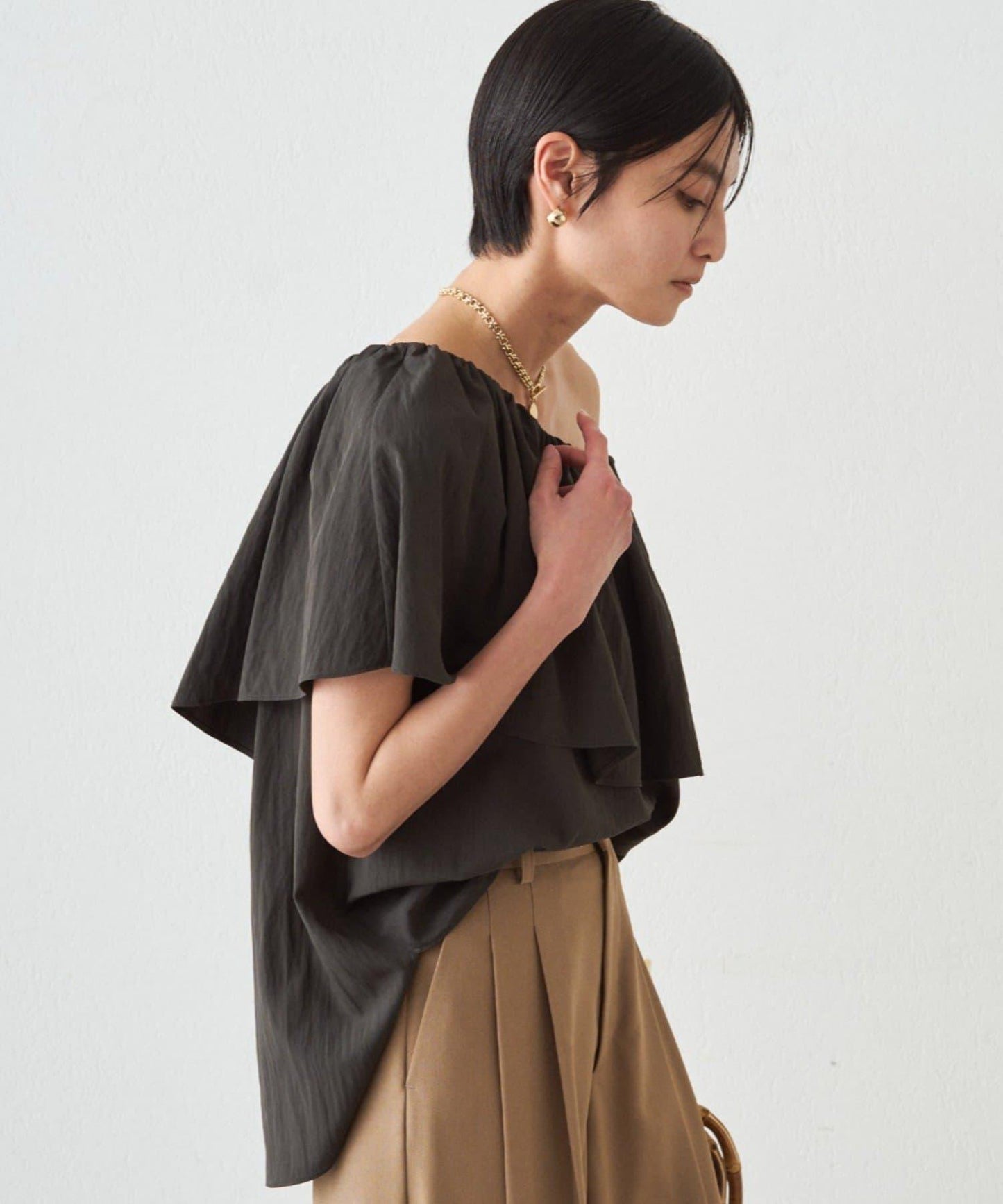 荷葉邊露肩設計 女式襯衫