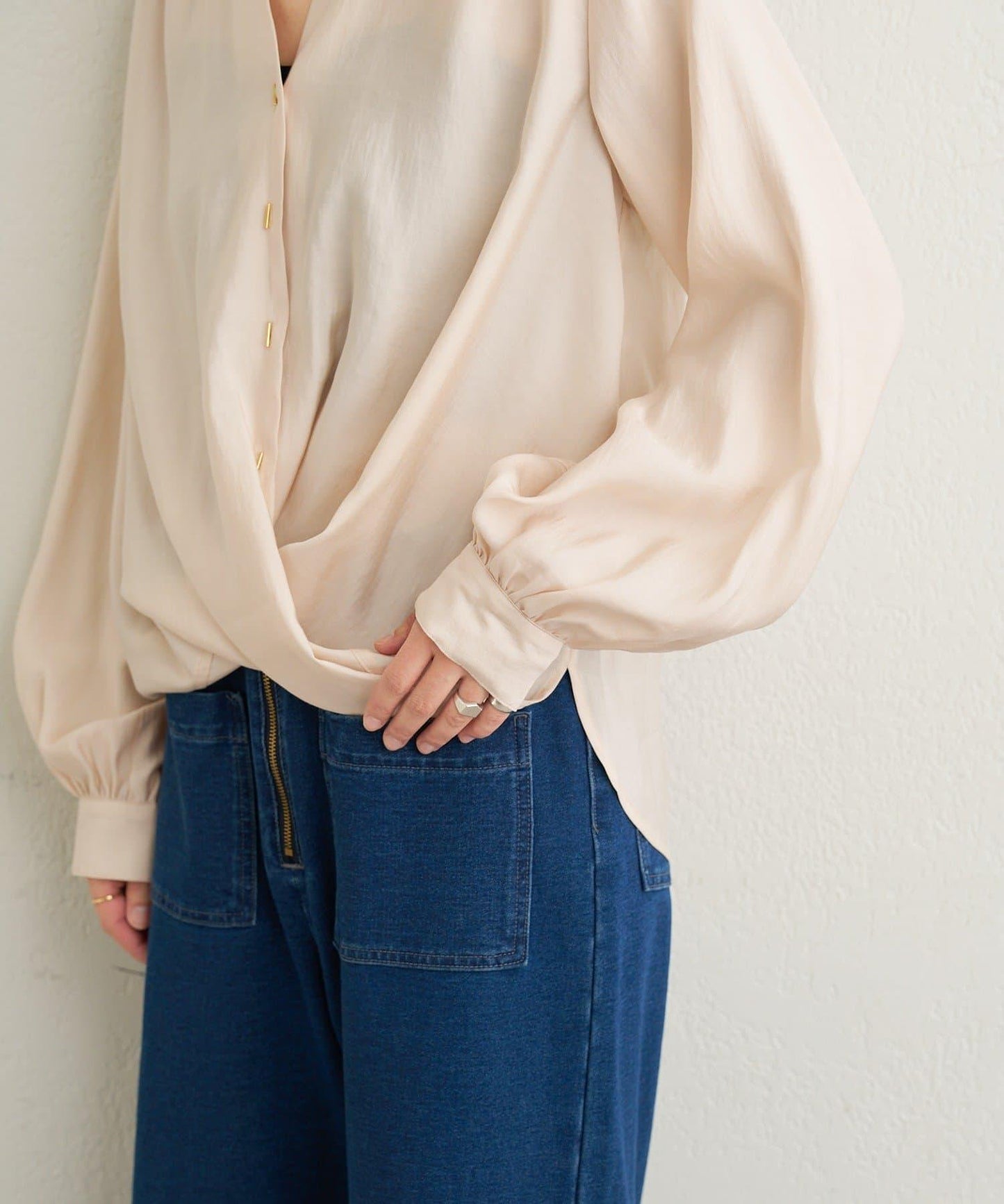 條形扣裹身設計襯衫